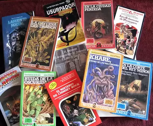 Distintas colecciones de los librojuegos más famosos de los 80s y los 90s